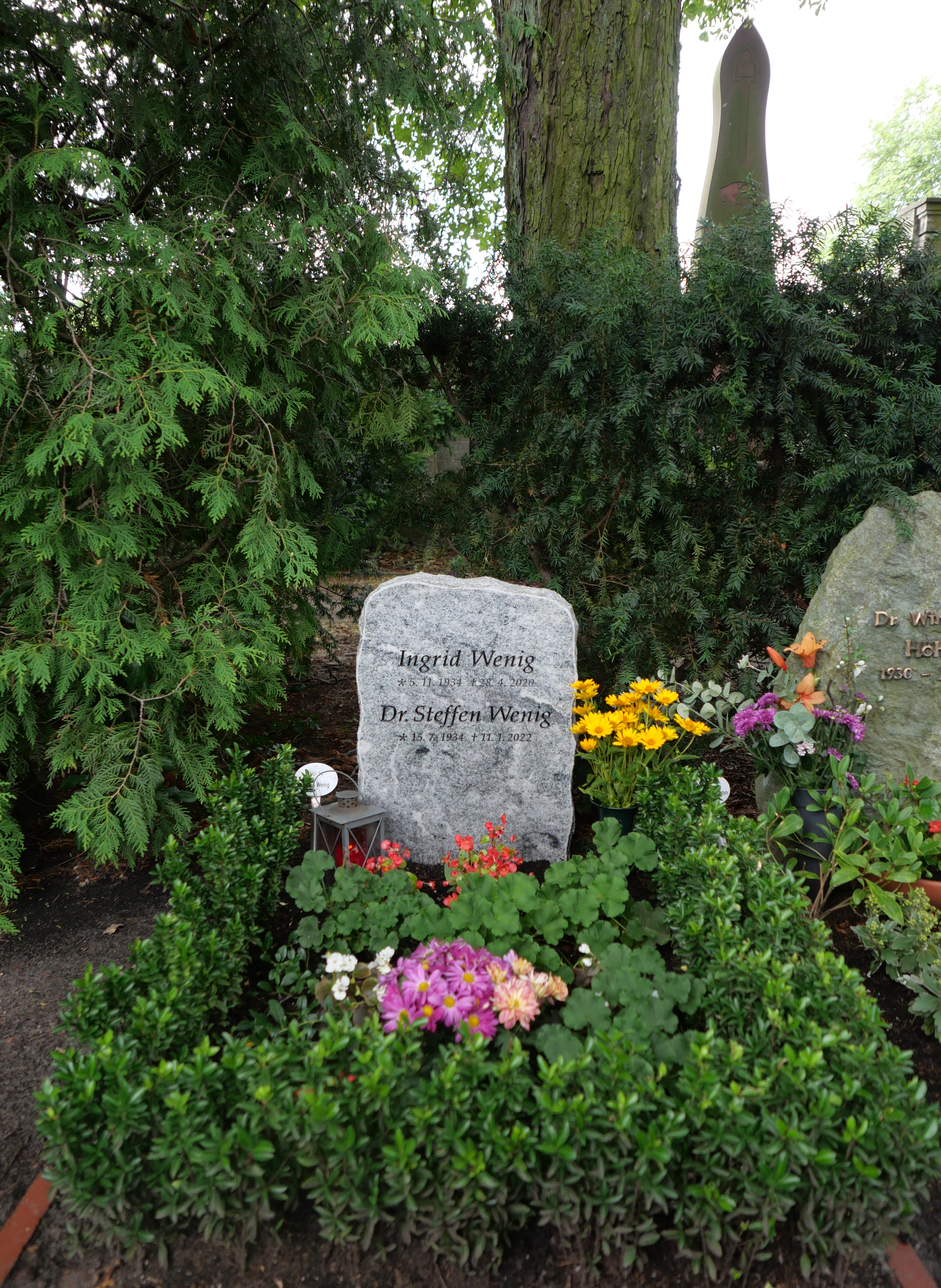 Das Grab von Wenig und seiner Frau Ingrid (1934–2020) auf dem Friedhof Pankow IV in Berlin-Niederschönhausen.