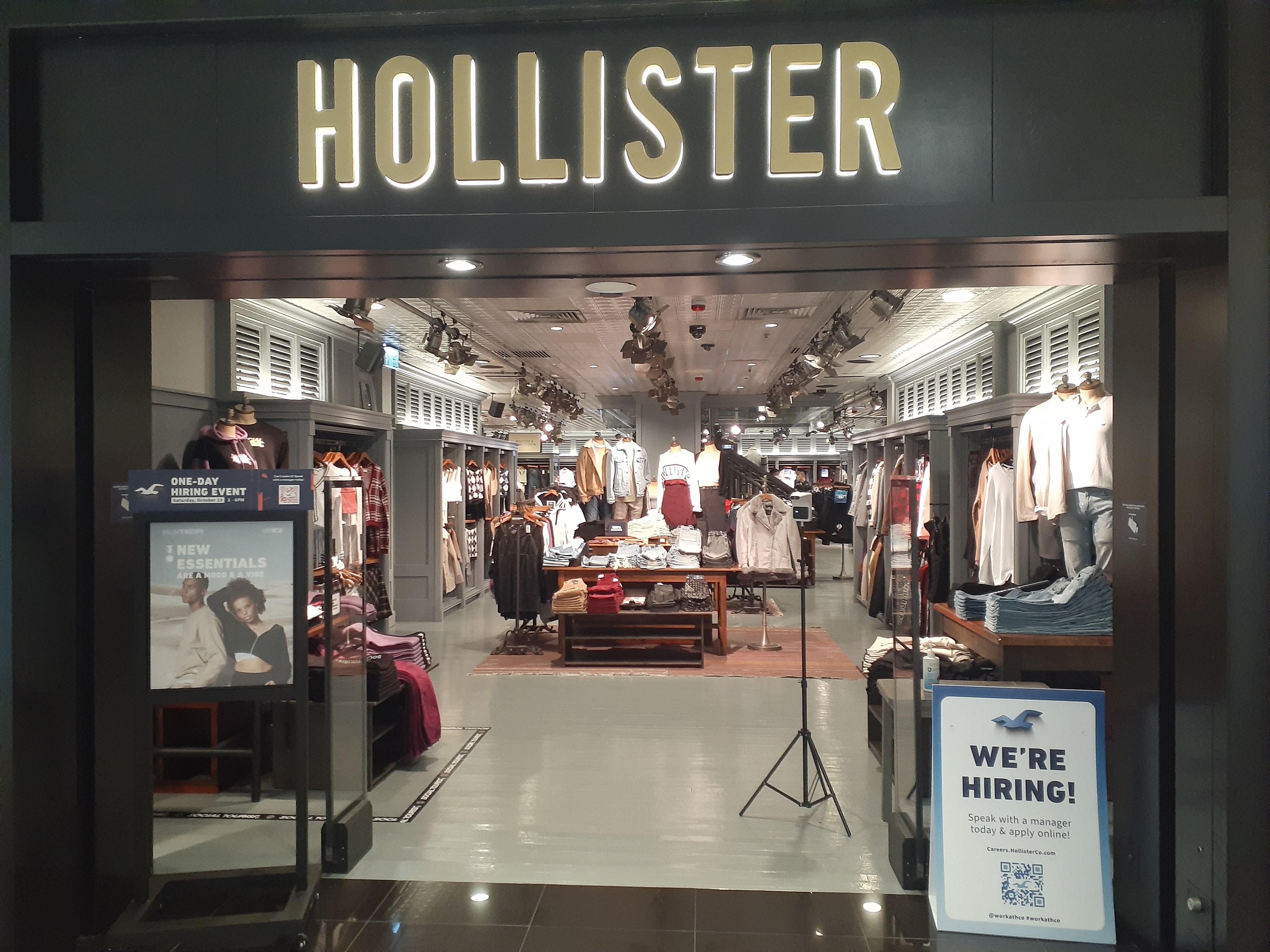 File:HK CWB 銅鑼灣 Causeway Bay 希慎廣場 Hysan Place mall shop Hollister Clothing  Store October 2021 SS2 01.jpg - Wikimedia Commons