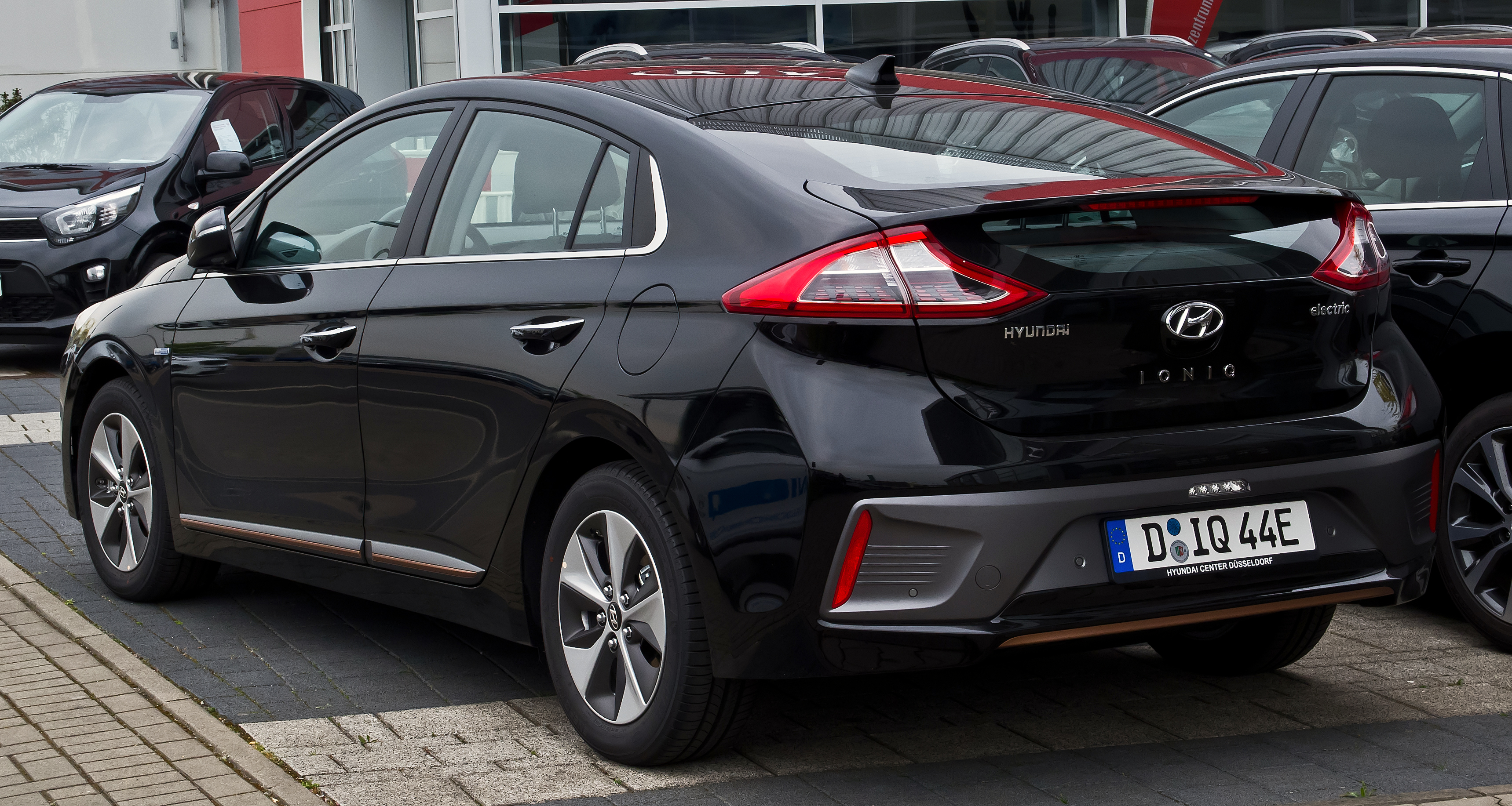 gewoon Zelden Einde File:Hyundai IONIQ electric Premium – Heckansicht, 7. Mai 2017,  Düsseldorf.jpg - Wikimedia Commons