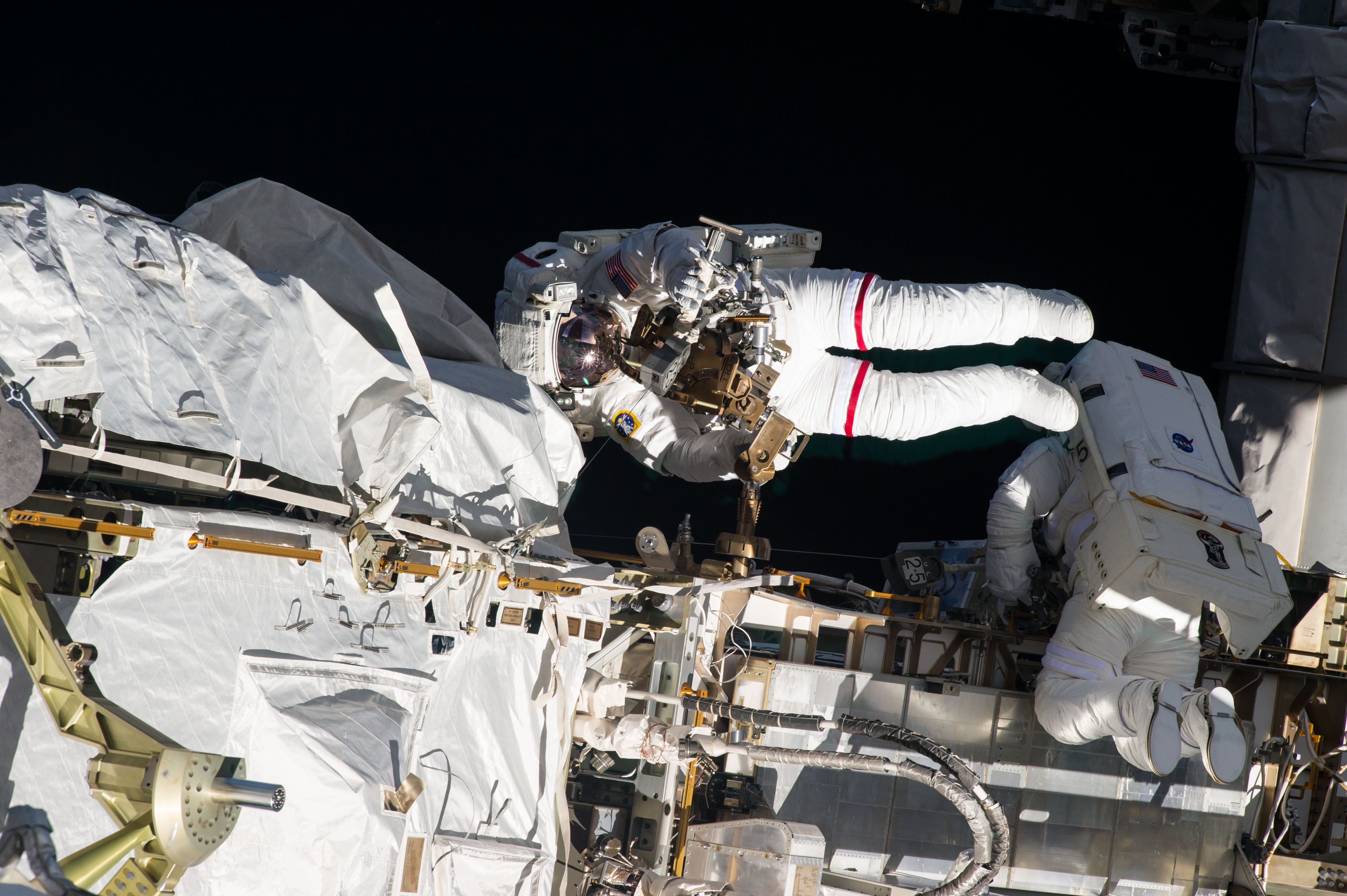 Российские космонавты завершили выход в открытый космос