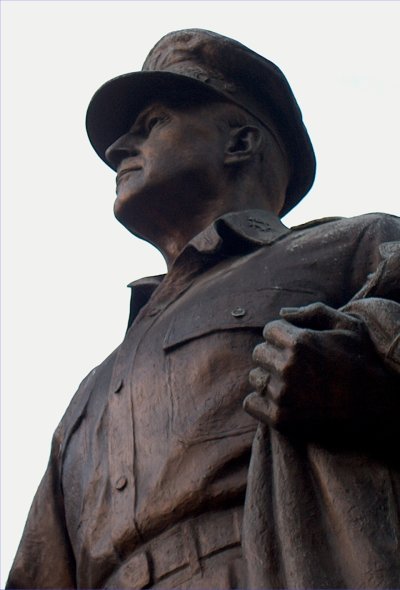 File:MacArthurStatue.jpg