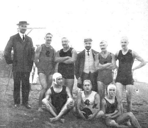 File:Membres del l'equip del CN Barcelona -1910.jpg