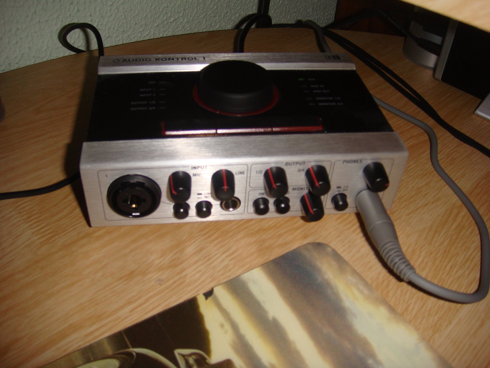 File:NI Audio Kontrol 1 (AK1).jpg - Wikimedia Commons