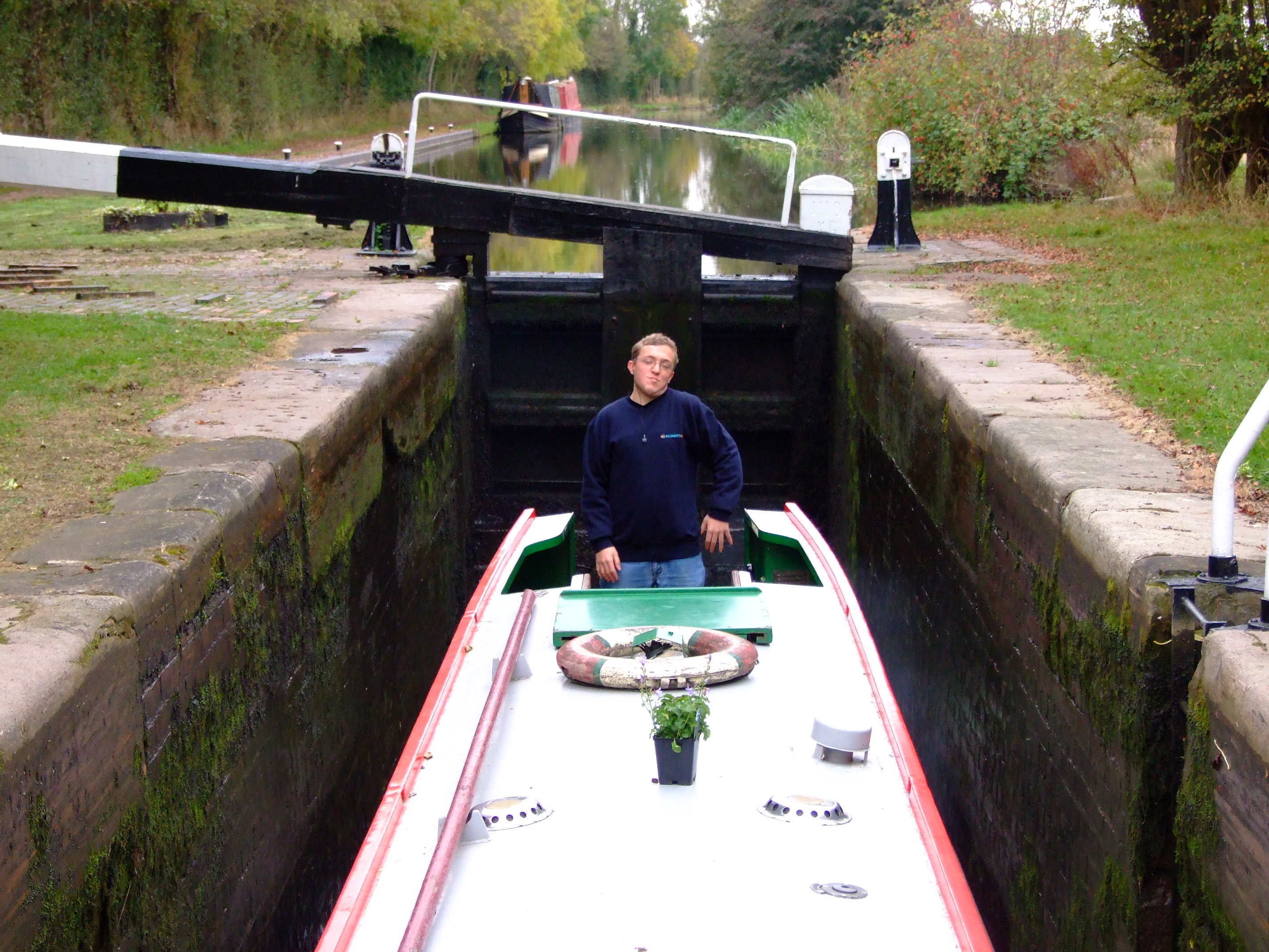 File:Narrow canal boat in a narrow lock.jpg - Wikimedia Commons