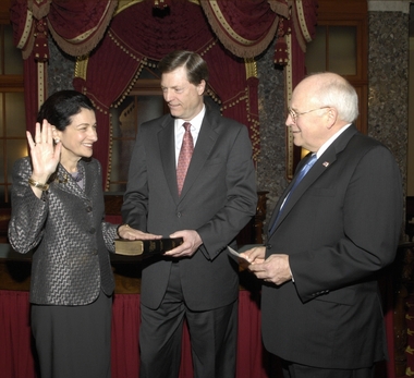 File:Olympia Snowe Swearing-In.jpg