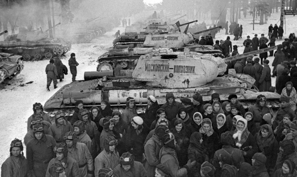 RIAN_archive_87961_Collective_farmers_from_the_Moscow_suburbs_handing_over_tanks_to_Soviet_servicemen.jpg