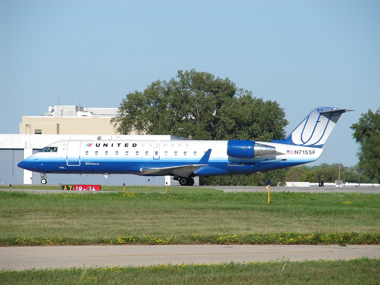 United Express CRJ (299139033).jpg