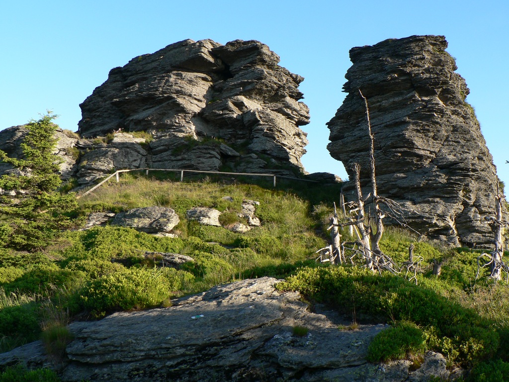 Священная гора 5 букв. Скалы останцы Олхинского плато фото.