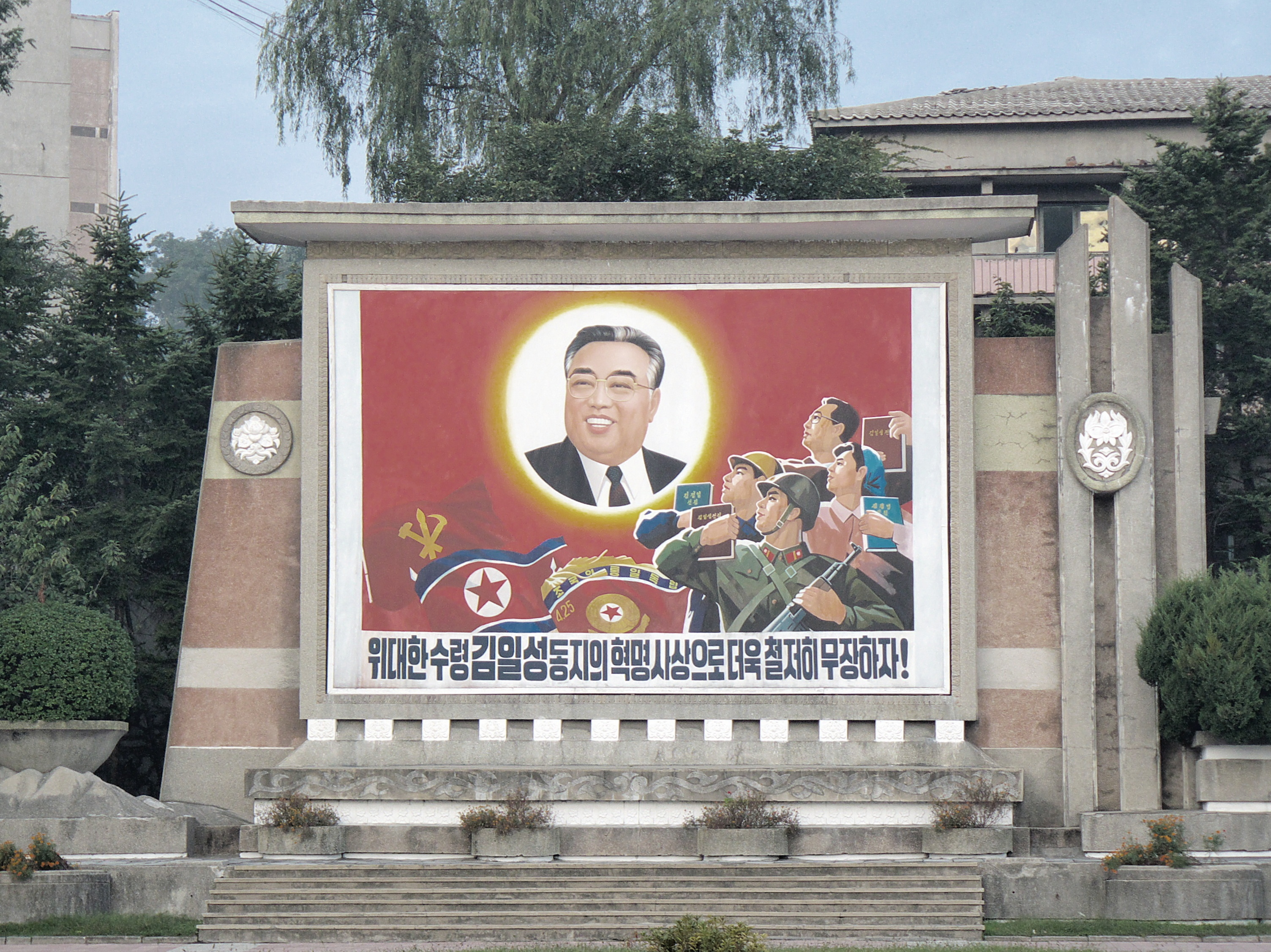 Wall_painting_representing_Kim_Il_Sung_in_Wonsan.jpg