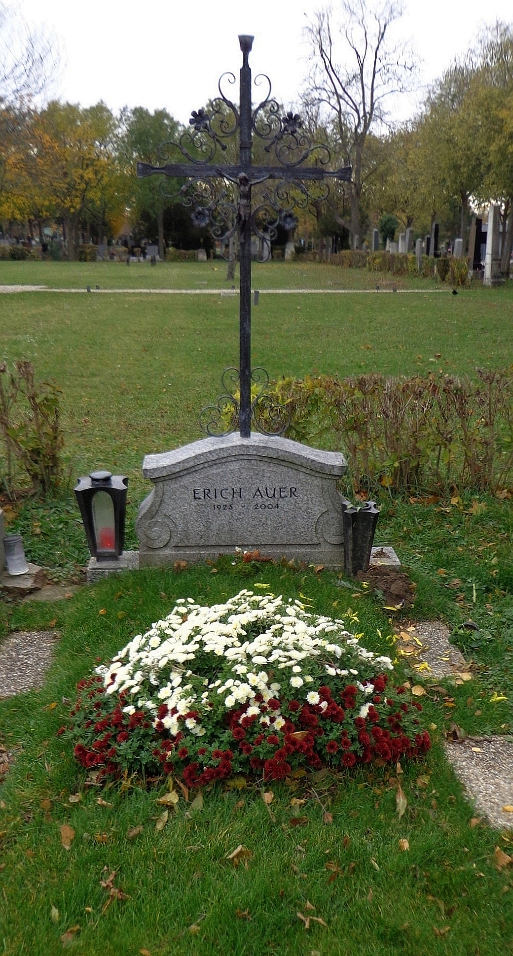 Erich Auer's grave