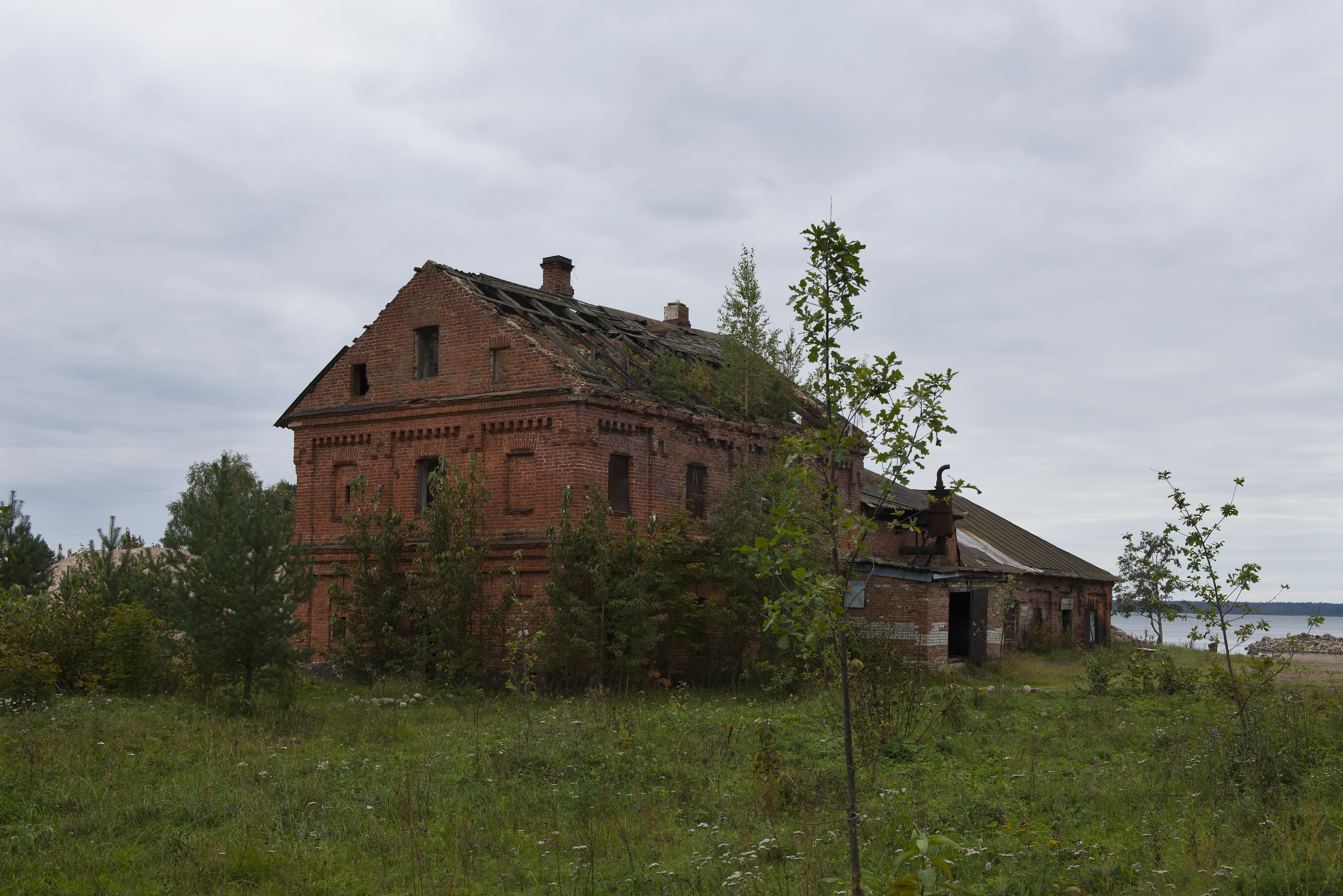 File:Странноприимный дом (Гостиница для бедных людей) остров Коневец, Приозерский  район, Ленинградская обл.jpg - Wikimedia Commons