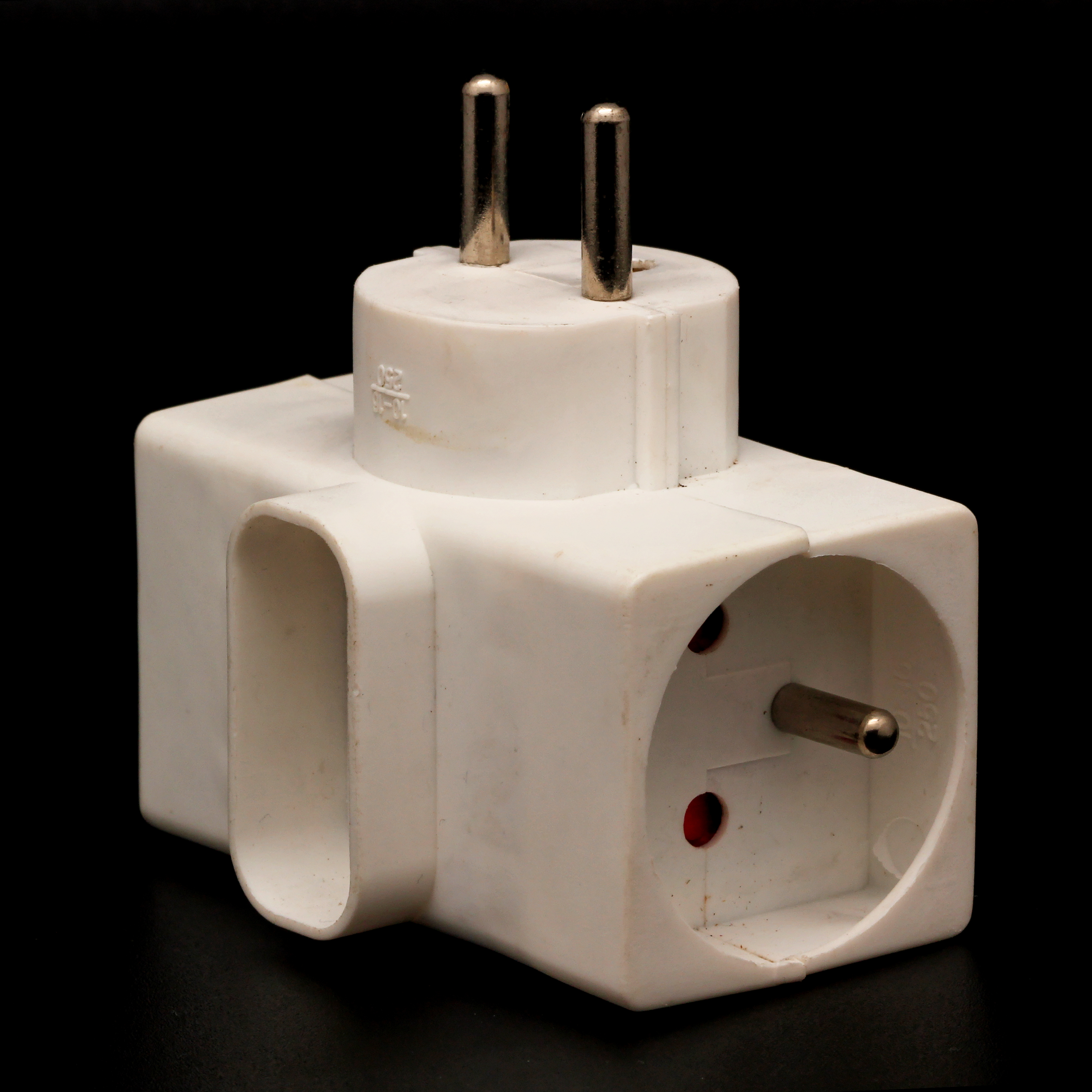 File:Adaptateur électrique multiprise CEE 7 06.jpg - Wikimedia Commons