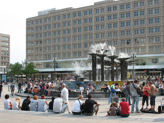 File:Brunnen beim Alexanderplatz (Fountain in Alexander Square) - geo-en.hlipp.de - 13804.jpg
