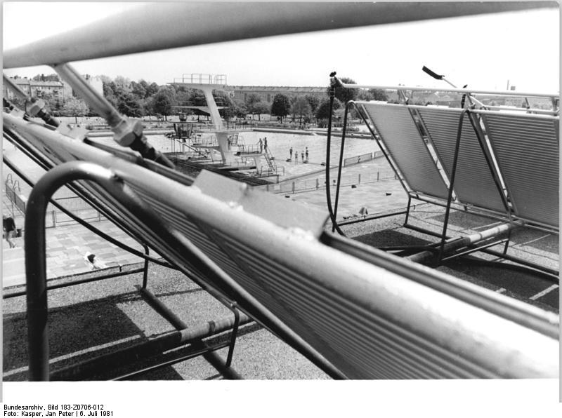 File:Bundesarchiv Bild 183-Z0706-012, Berlin-Pankow, Freibad, Solarabsorber.jpg