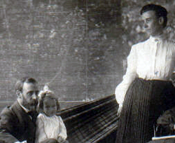 File:Chemist William Hoskins and family ca 1885.png