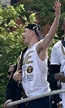 Браун во время чемпионского парада «Наггетс» в 2023 году