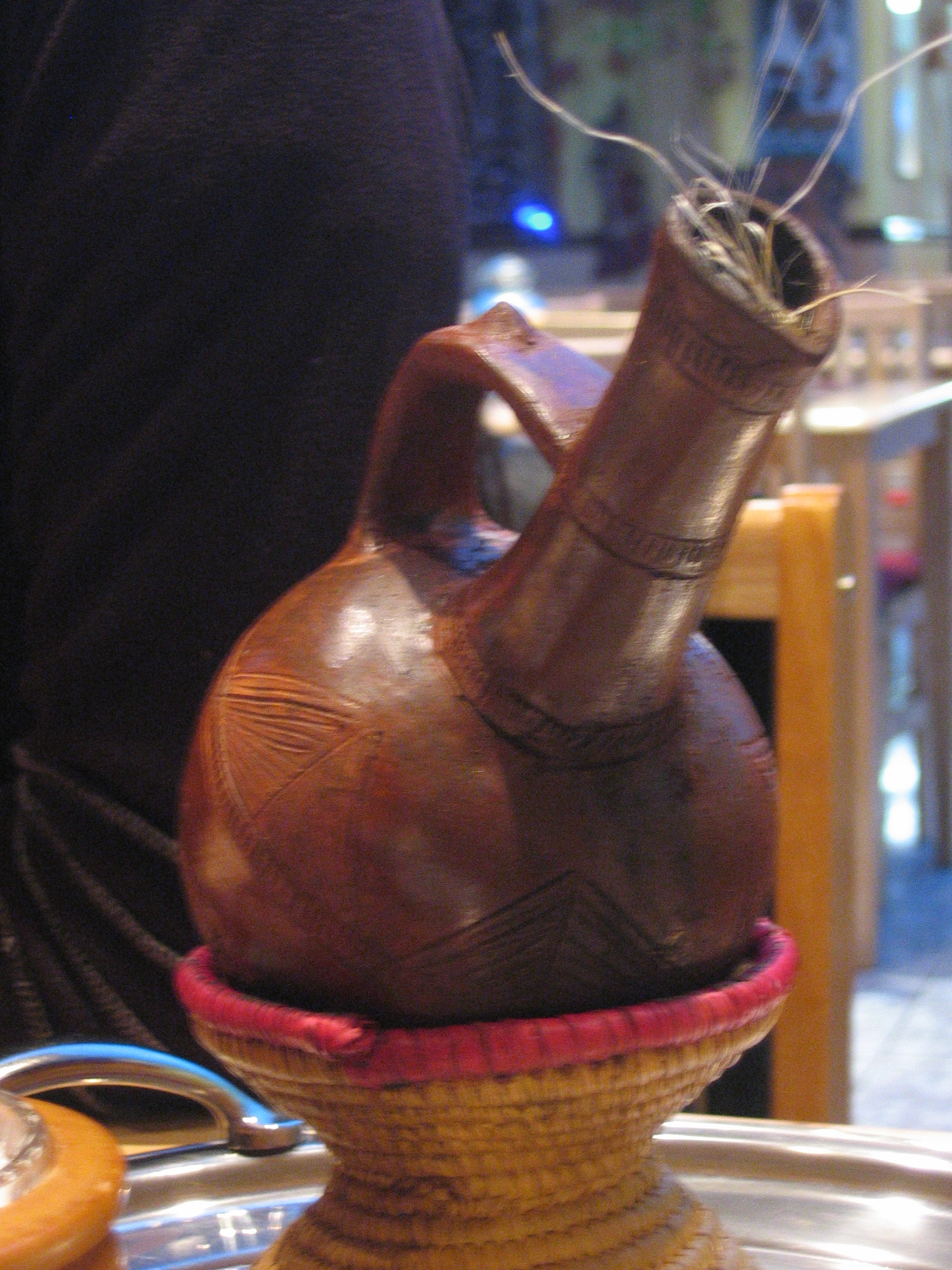 https://upload.wikimedia.org/wikipedia/commons/7/7b/Coffee_pot_at_eritrean_restaurant.jpg