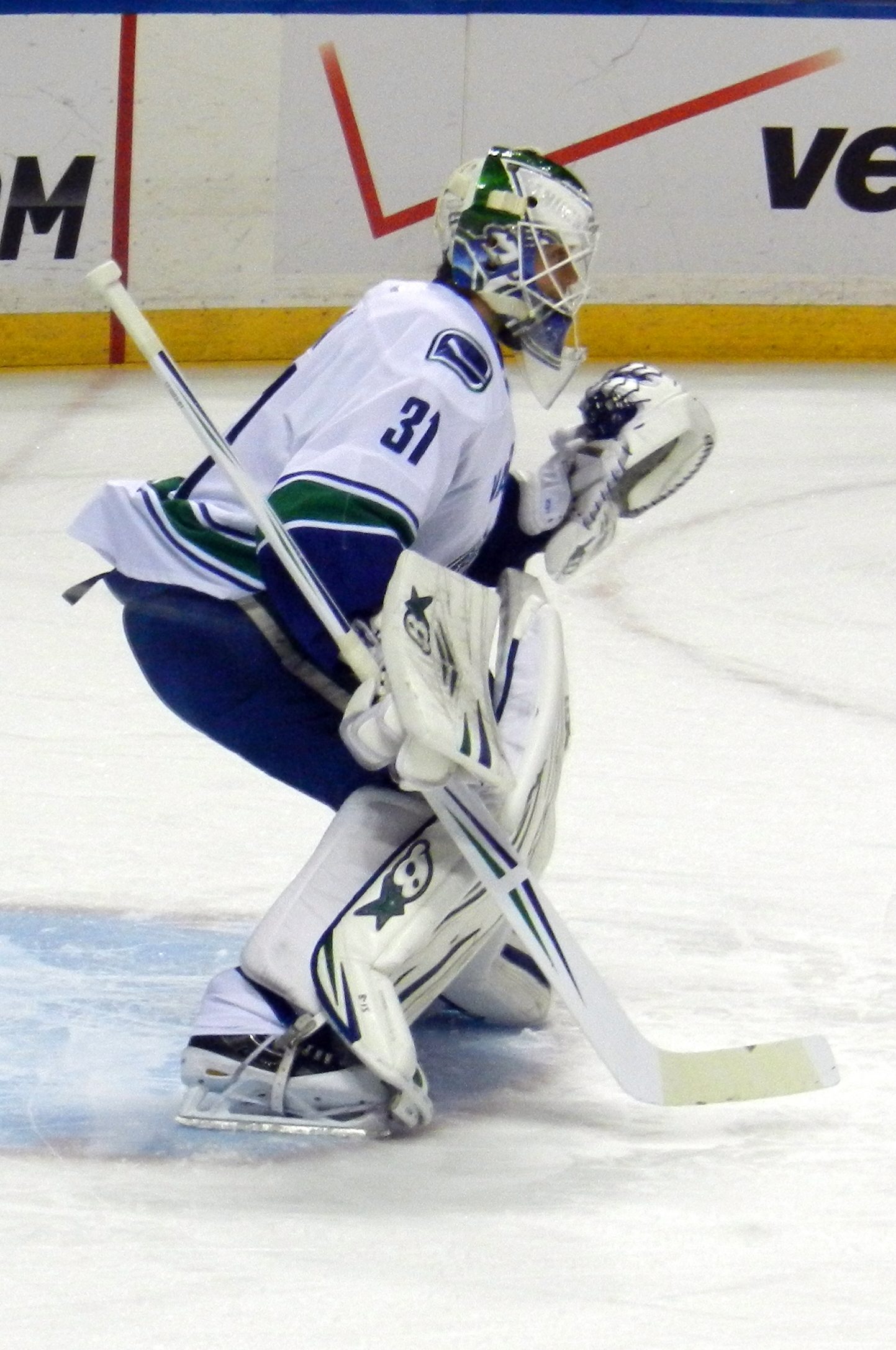 Luongo leaves with injury during Canucks win over Jets