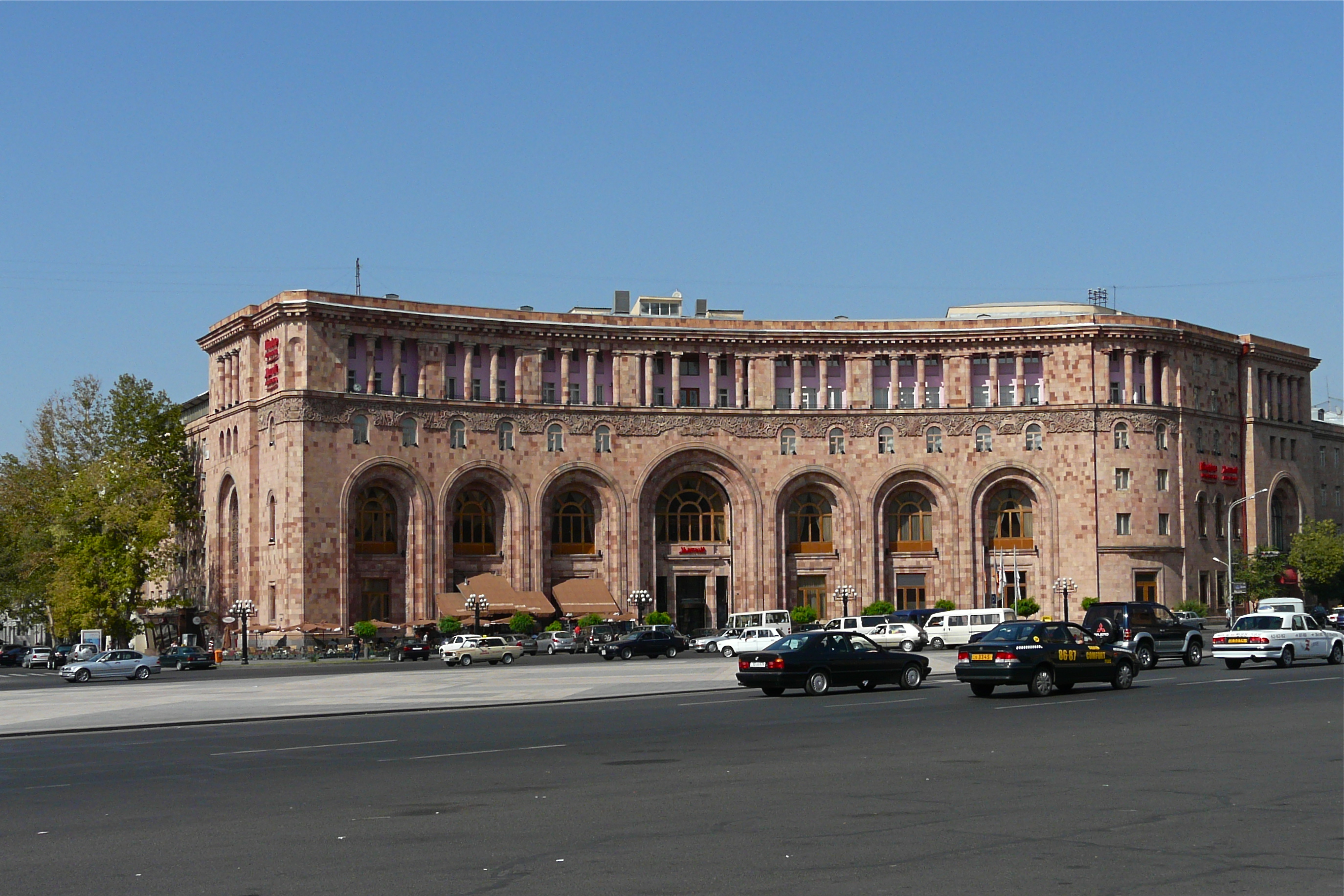 Ереван мал. Ереван малый центр. Мариот Ереван -площадь Республики. Армения Марриотт отель Ереван. Marriott Ереван здание.