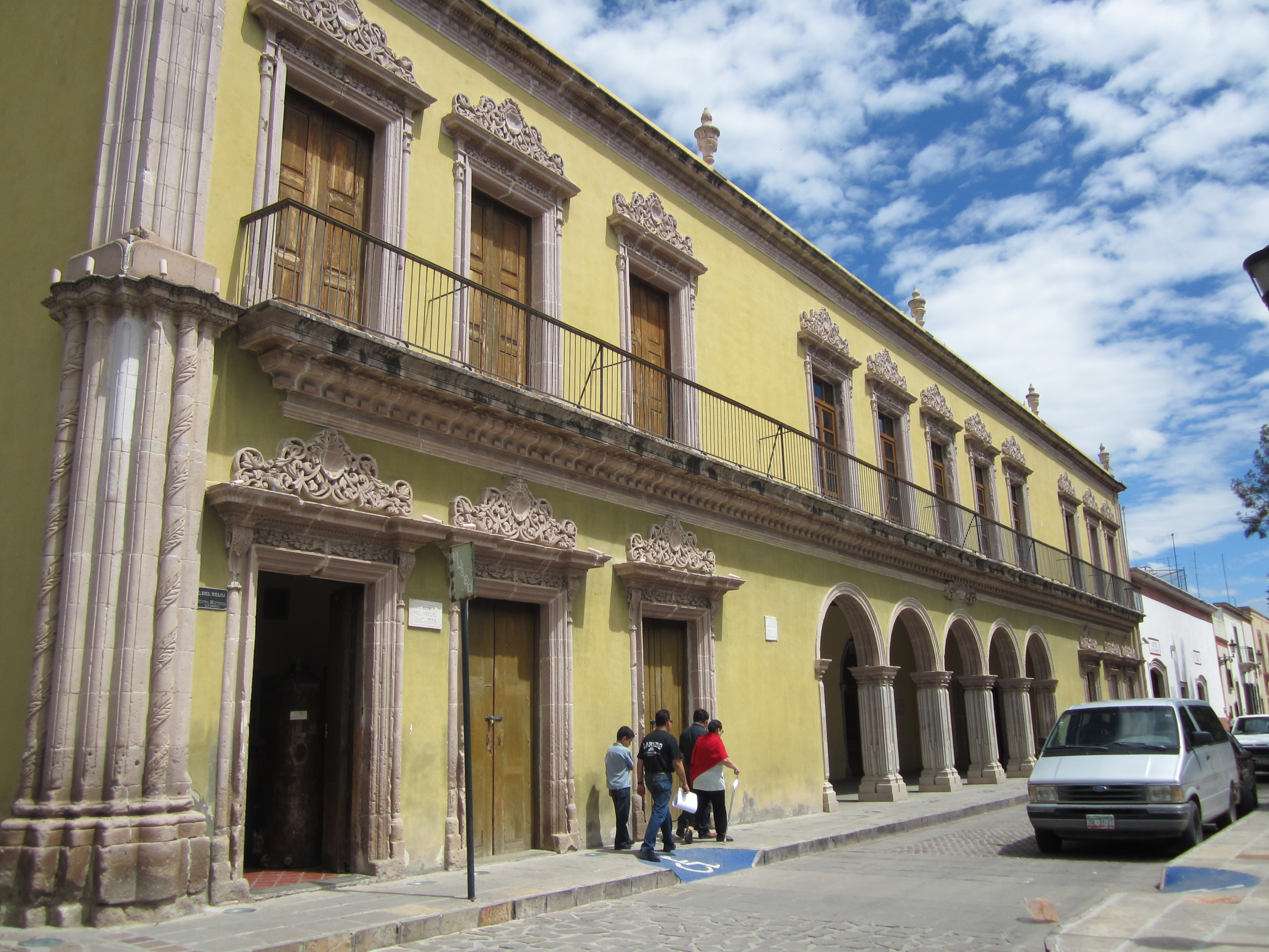 Archivo:Exterior Teatro Hinojosa.JPG - Wikipedia, la enciclopedia libre