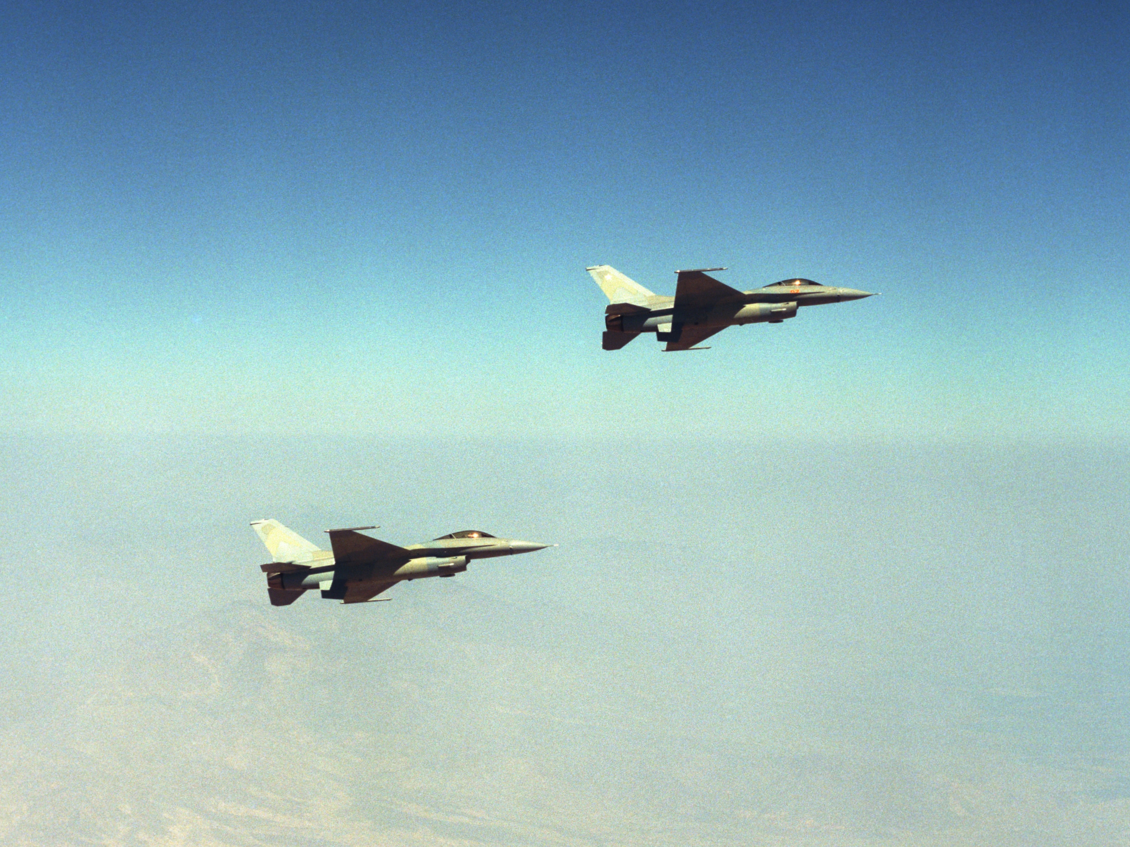 F-16 Fighting Falcon F-16N_Vipers_of_VF-126_in_flight_on_14_September_1987_%286640160%29