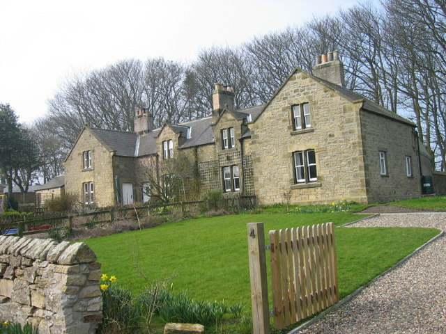 File:Farm Cottages, Wingates - geograph.org.uk - 385554.jpg