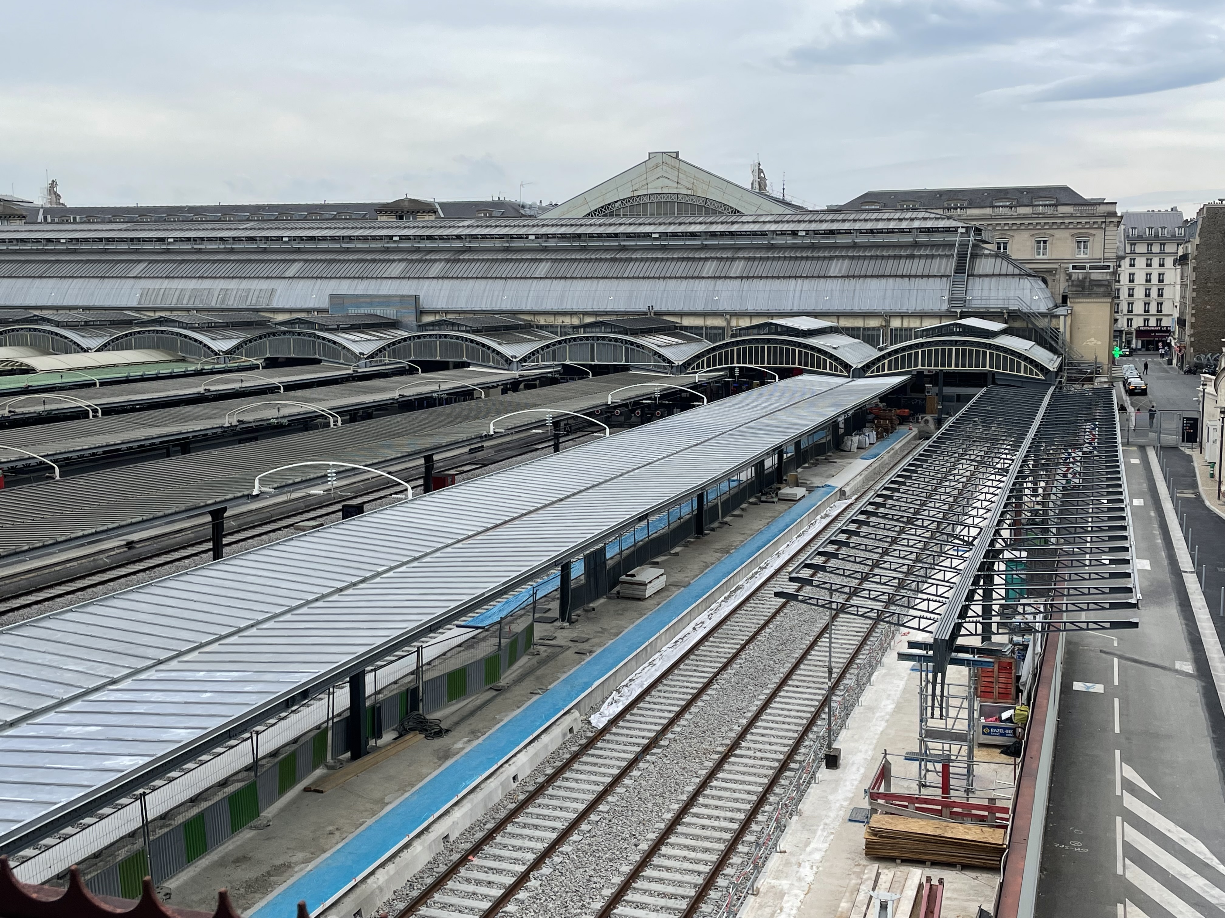 Gare_de_l%27Est_quais_CDG_Express_1.jpg