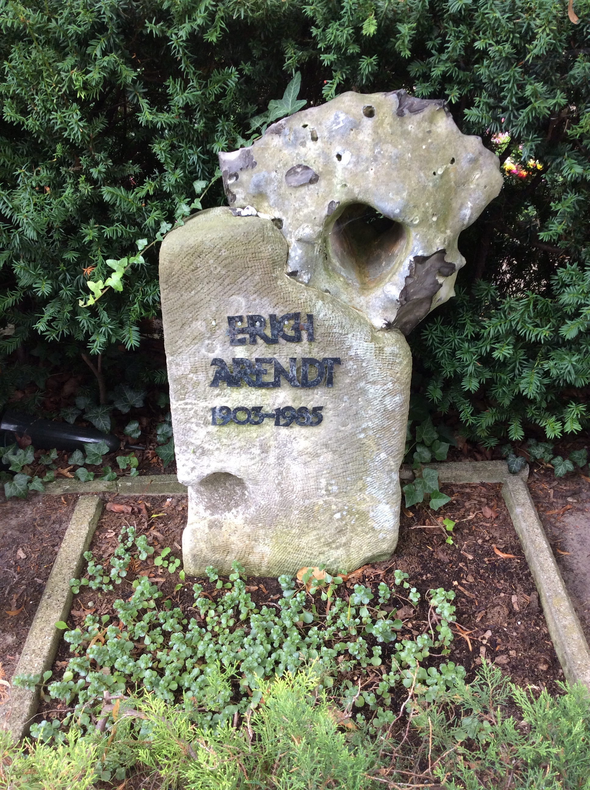 Grabstein Erich Arendt auf dem Dorotheenstädtischen Friedhof, Berlin-Mitte