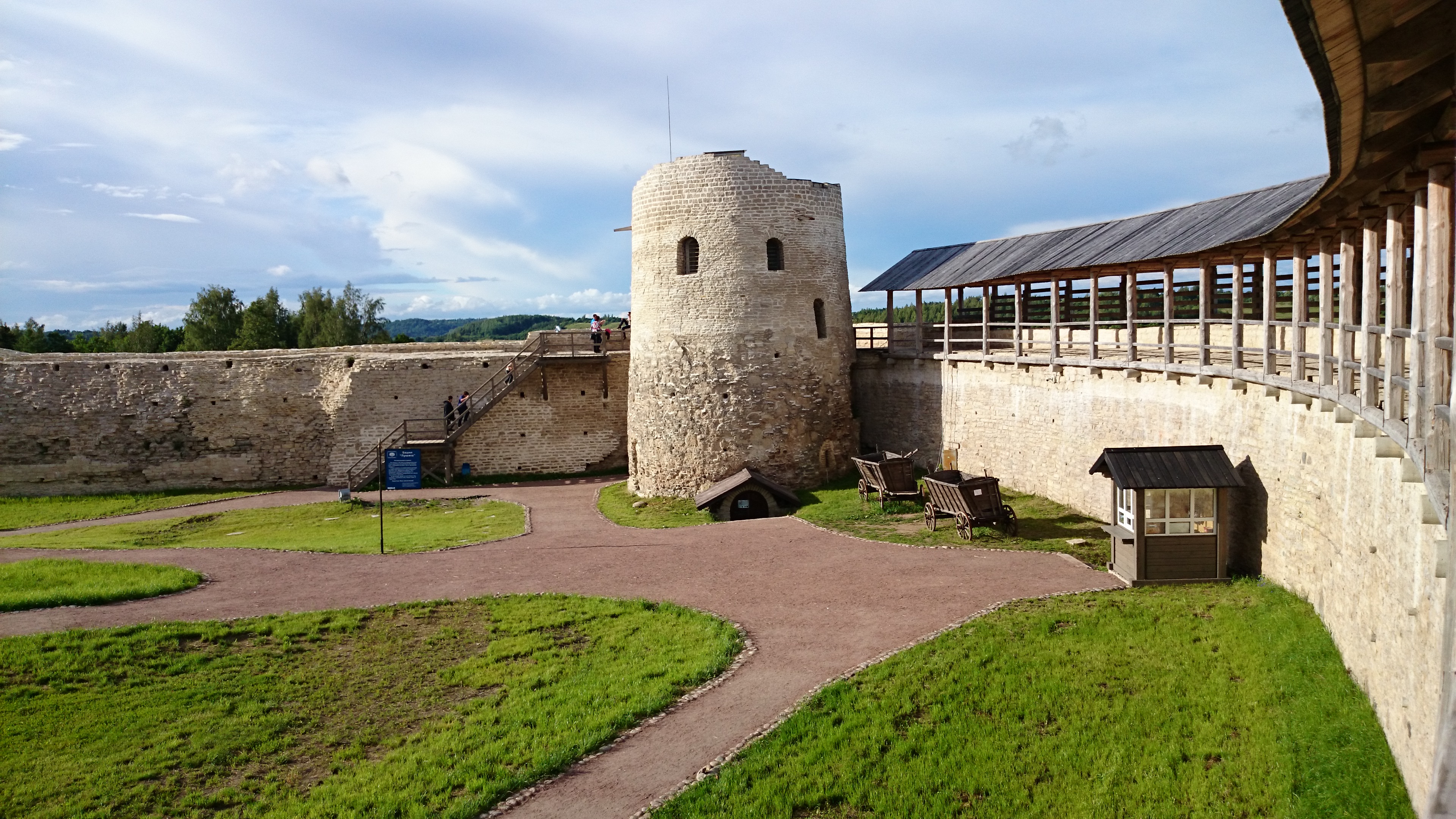 Экскурсия в изборск из пскова. Крепость Изборск в Пскове. Каменная крепость Изборск. Каменная крепость Изборск 1330. Крепость Изборск монастырь.