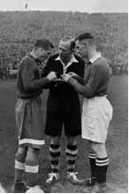 John Harris (Chelsea) and Mikhail Semichastny (Dynamo) at Stamford Bridge on November 13, 1945.