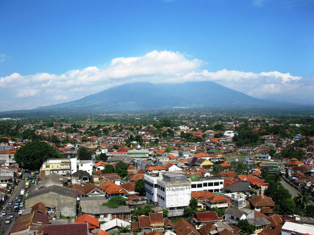 English: Landscape of Bogor City with Mount Sa...