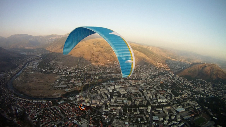 File:Paraglider iznad Mostara.2011.png