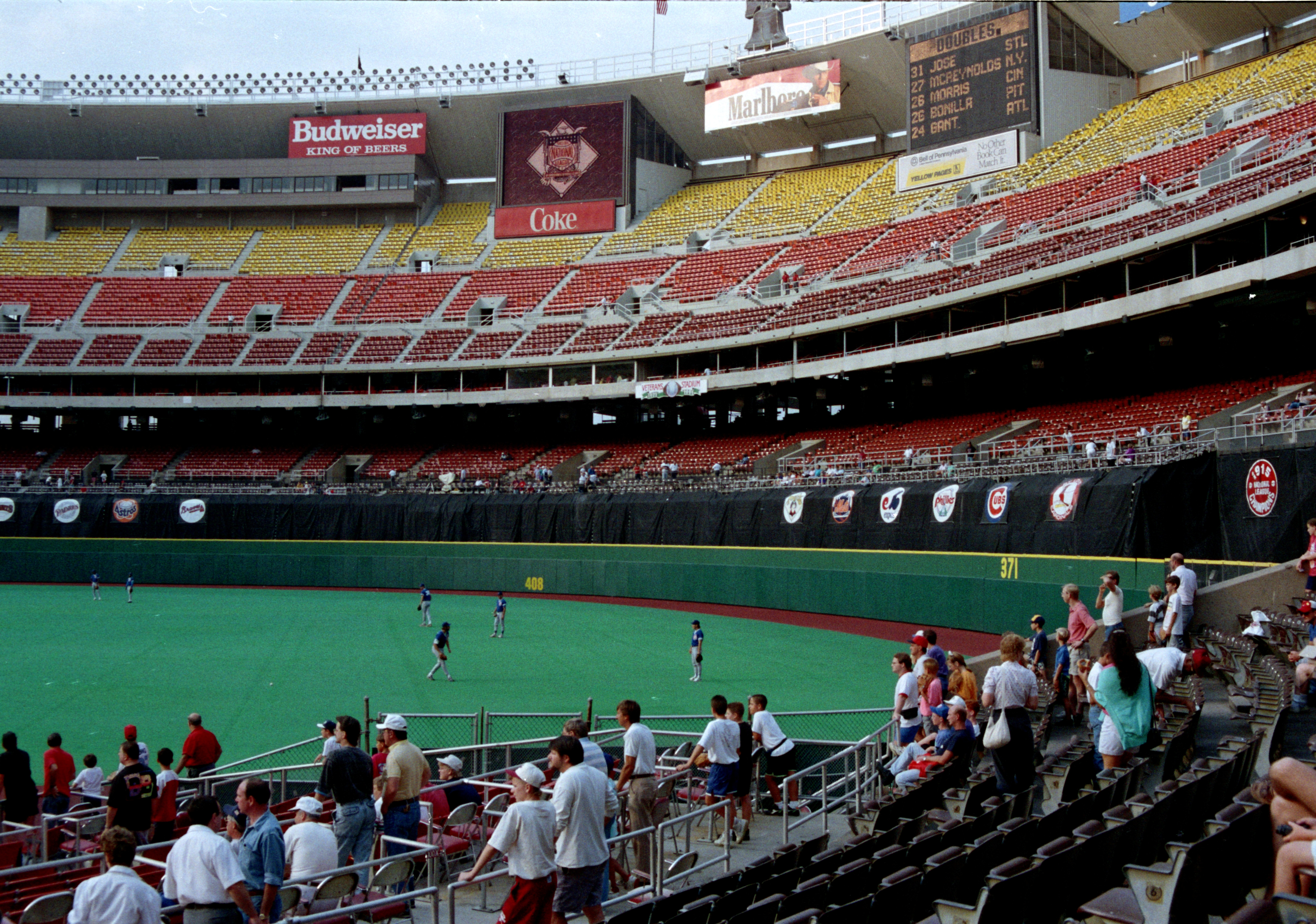 Veterans Stadium - Wikipedia