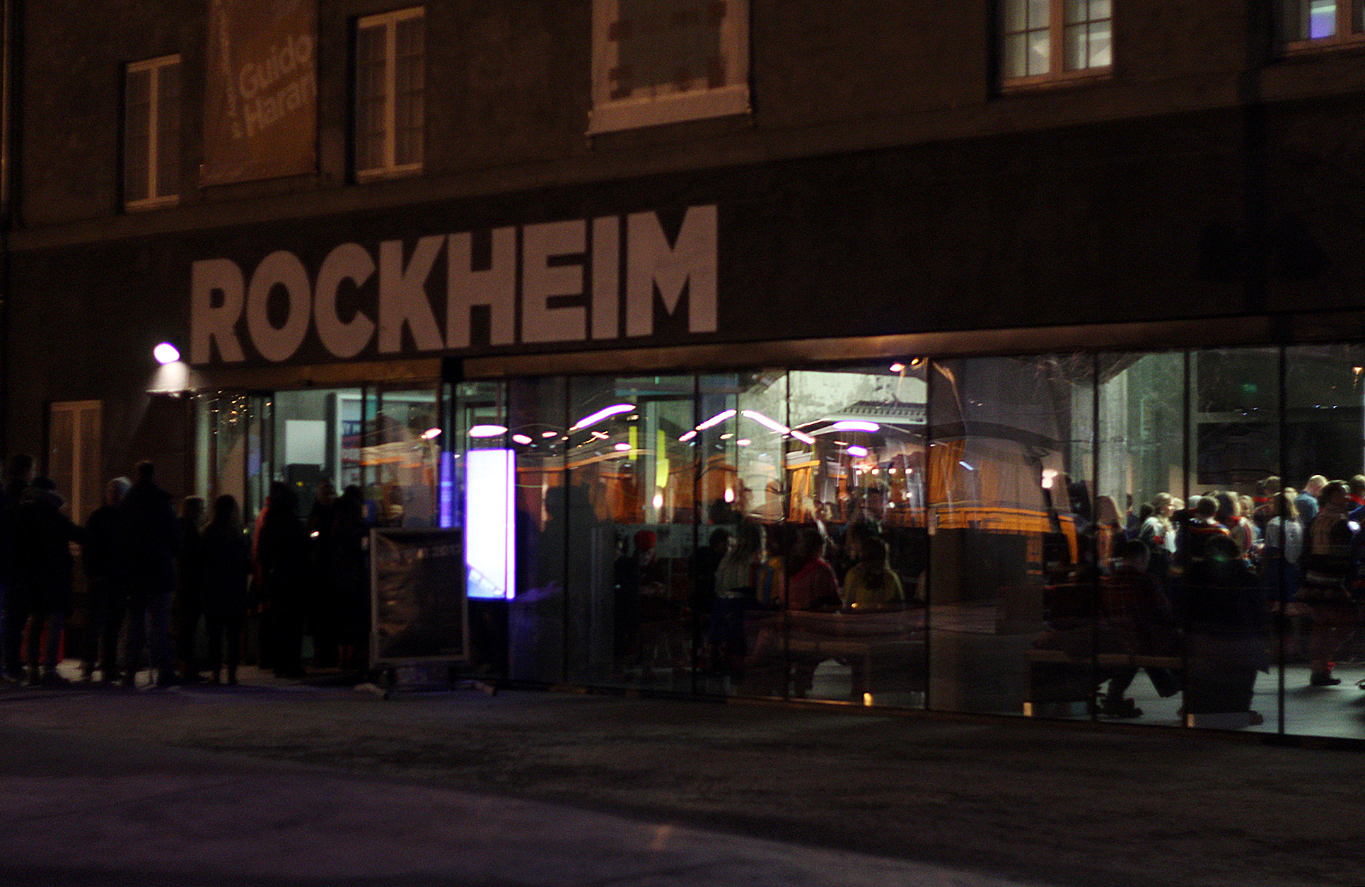 File:Rockheim, 10. februar 2017. Folk strømmer til hip-hop-konserten.jpg - Wikimedia