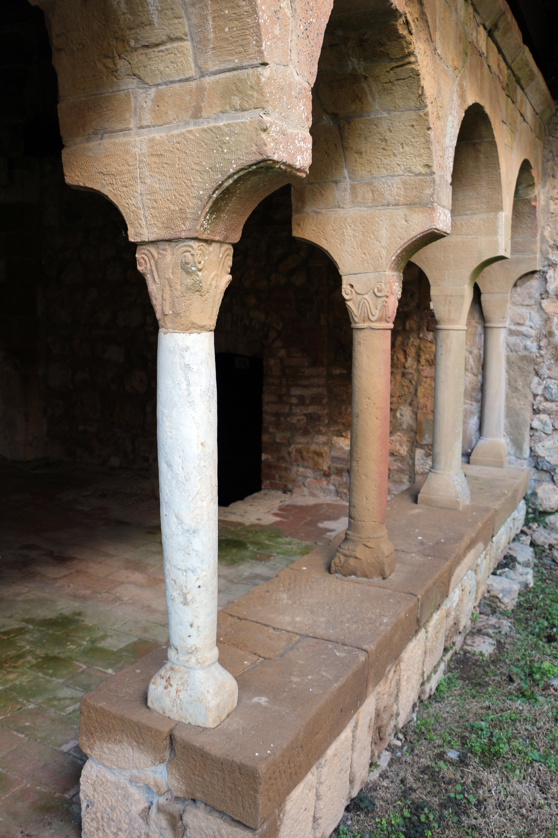 Sovicille, Pieve di Ponte allo Spino, resti dell'antico chiostro, colonnetta romana