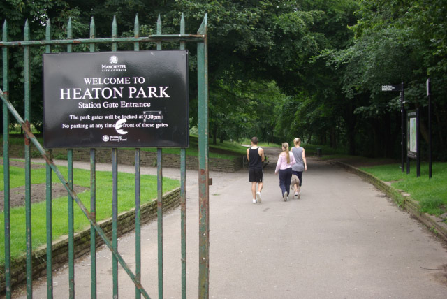 File:Station Gate Entrance, Heaton Park - geograph.org.uk - 490350.jpg