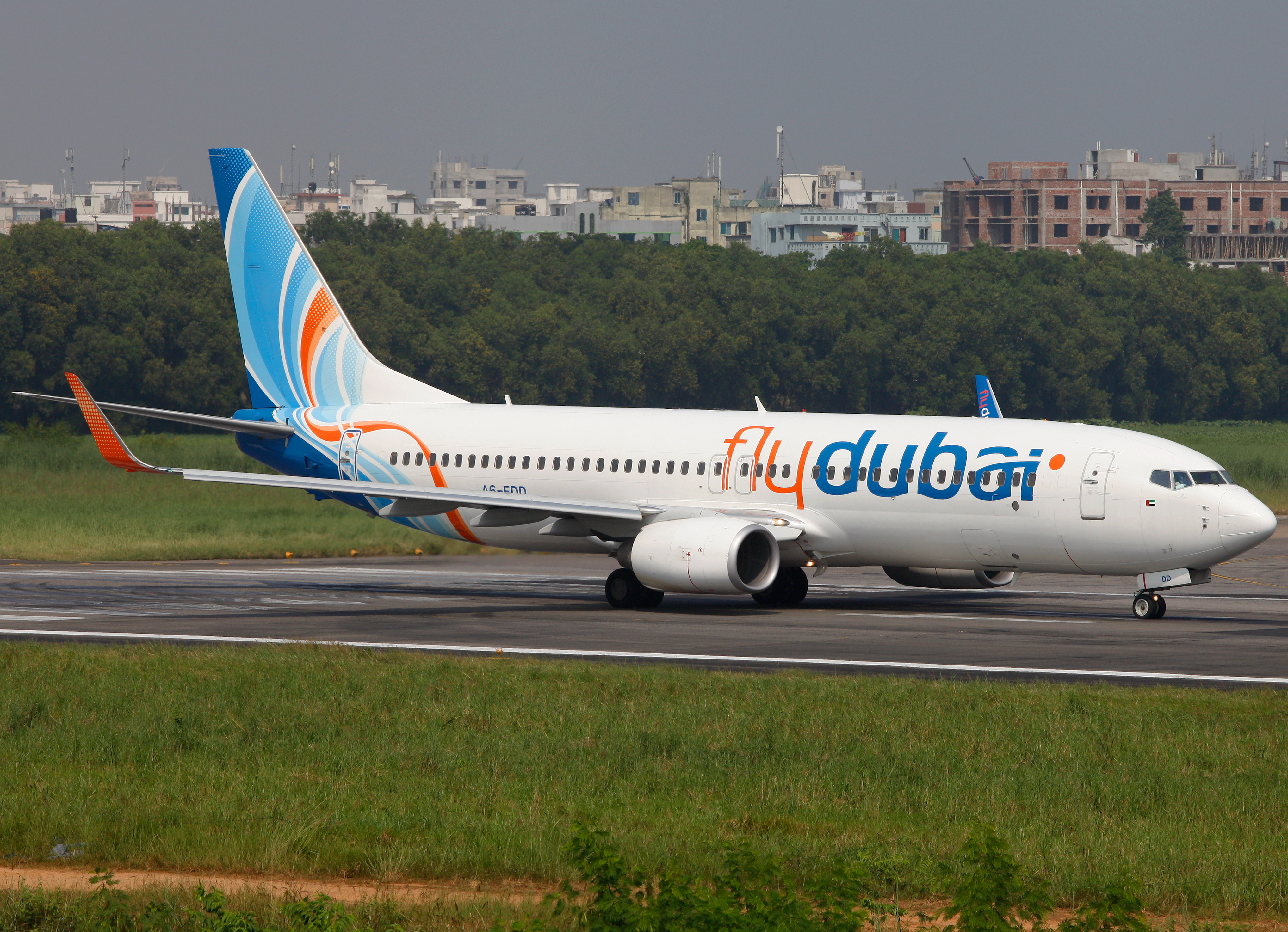 File A6 Fdd Boeing 737 800 Flydubai Lined Up For Take Off Jpg Wikimedia Commons