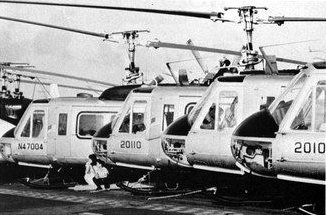 Deras Bell 205-helikoptrar på hangarfartyget USS Hancock (CV-19) i maj 1975.