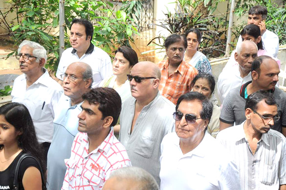 File:Aroon Bakshi at Dara Singh's funeral 21.jpg