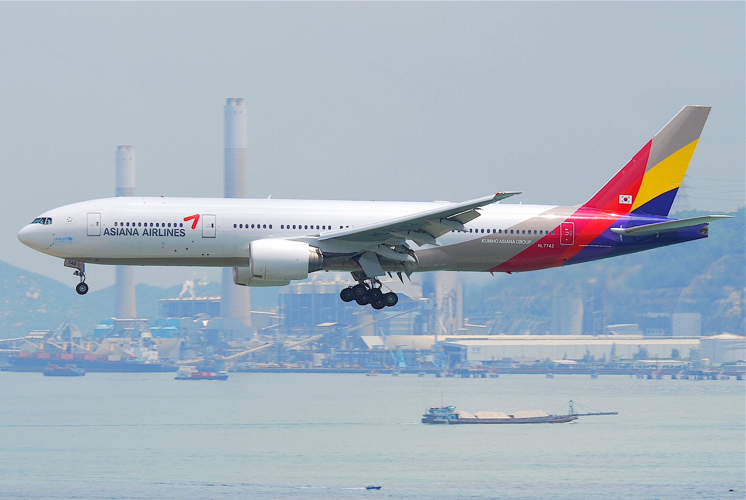 File:Asiana Airlines Boeing 777-200ER; HL7742@HKG;31.07.2011 614fy (6053139064).jpg - Wikimedia ...