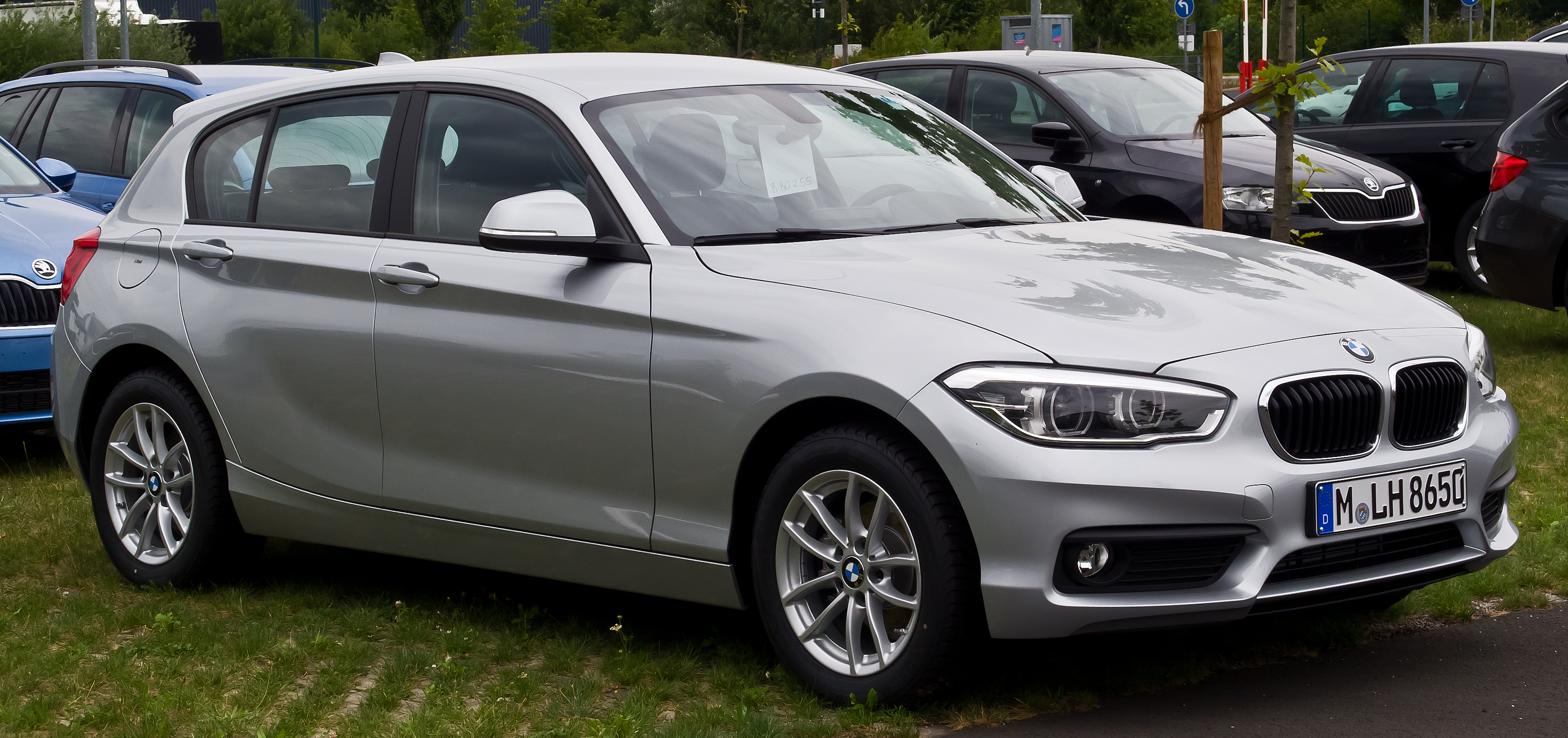 https://upload.wikimedia.org/wikipedia/commons/7/7c/BMW_116i_%28F20%2C_Facelift%29_%E2%80%93_Frontansicht%2C_26._Juli_2015%2C_D%C3%BCsseldorf.jpg