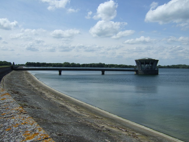 File:Bank and Valve Tower, Grafham Water - geograph.org.uk - 2994393.jpg