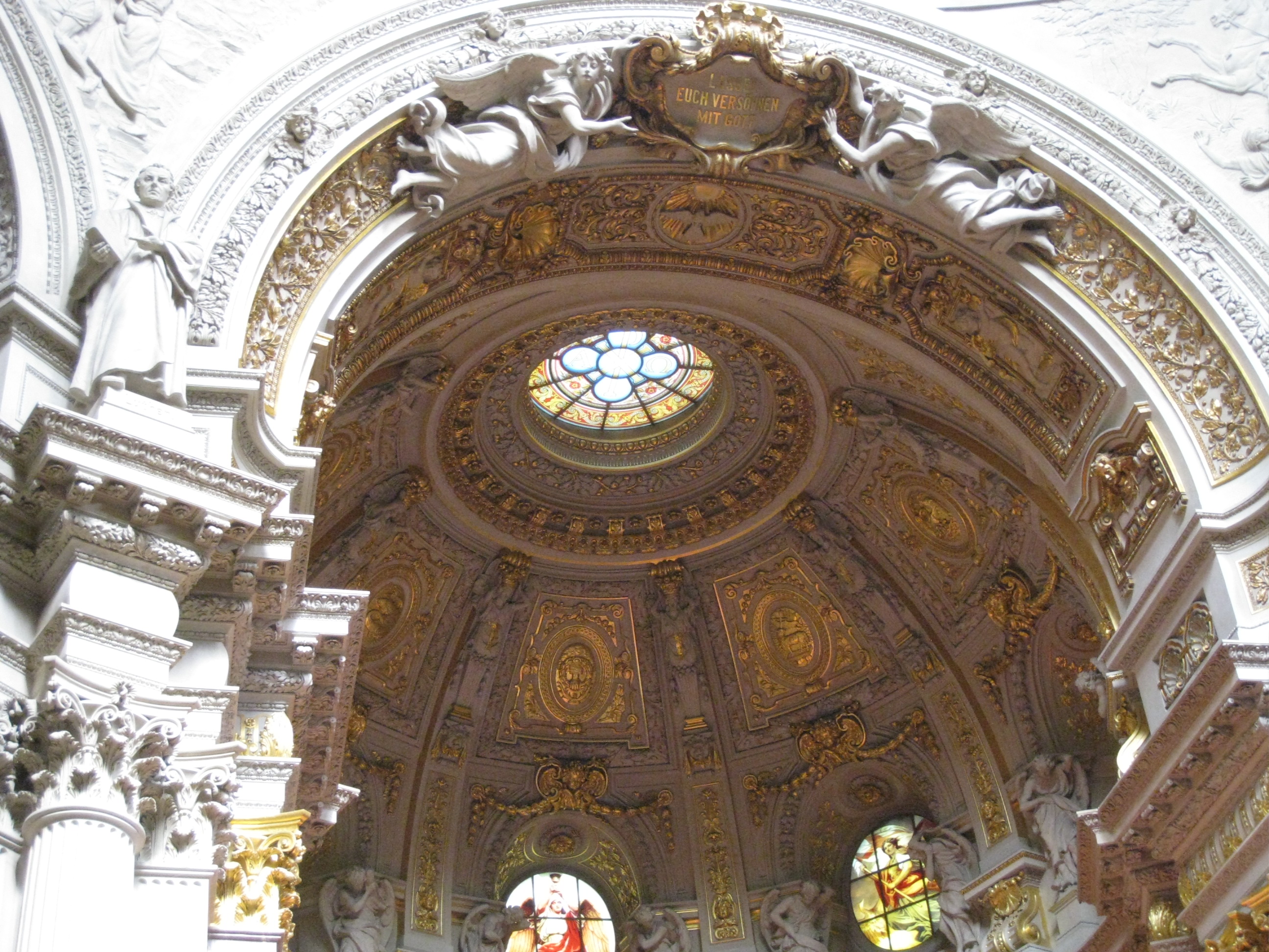 Хор берлин. Берлинский кафедральный собор. Berliner dom внутри потолок. Двери Berliner dom.