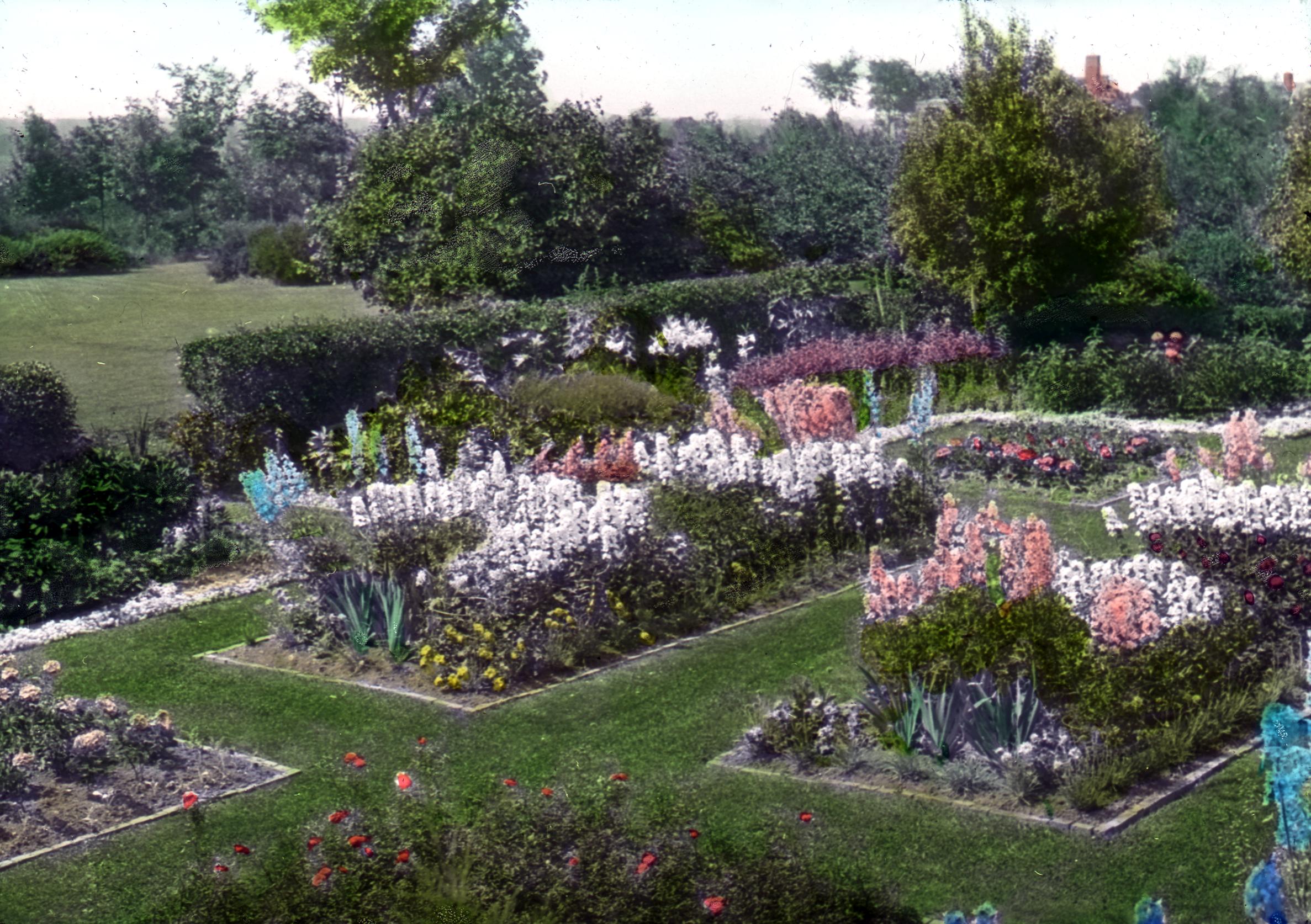 File Brewster Place Lake Forest Il Garden Below Grassed Terrace