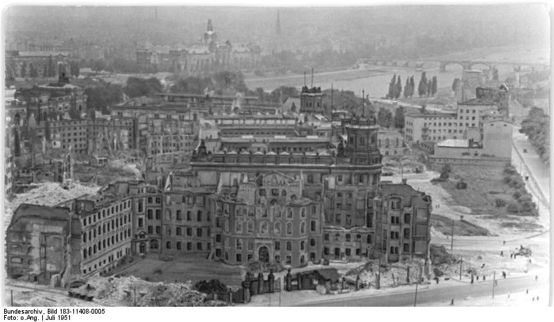 Blick vom Rathausturm zum Landhaus (Juli 1951)