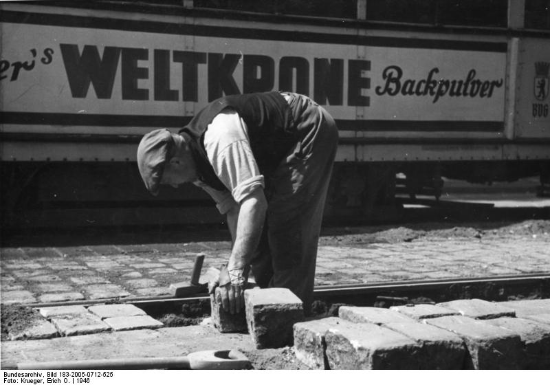 File:Bundesarchiv Bild 183-2005-0712-525, Berlin, Pflasterarbeiten.jpg