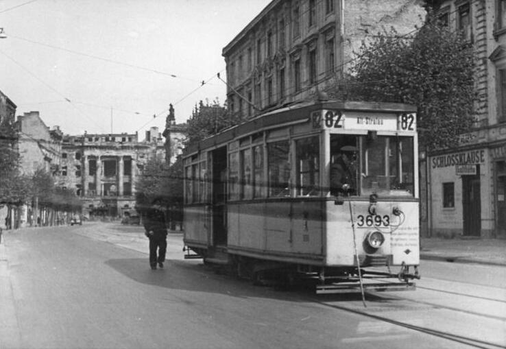 Bundesarchiv_Bild_183-S96486%2C_Berlin%2C_Stra%C3%9Fenbahn_Linie_82.jpg