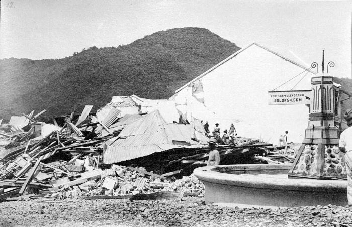 File:COLLECTIE TROPENMUSEUM Verwoeste gebouwen te Padang Pandjang na een aardbeving TMnr 10003978.jpg