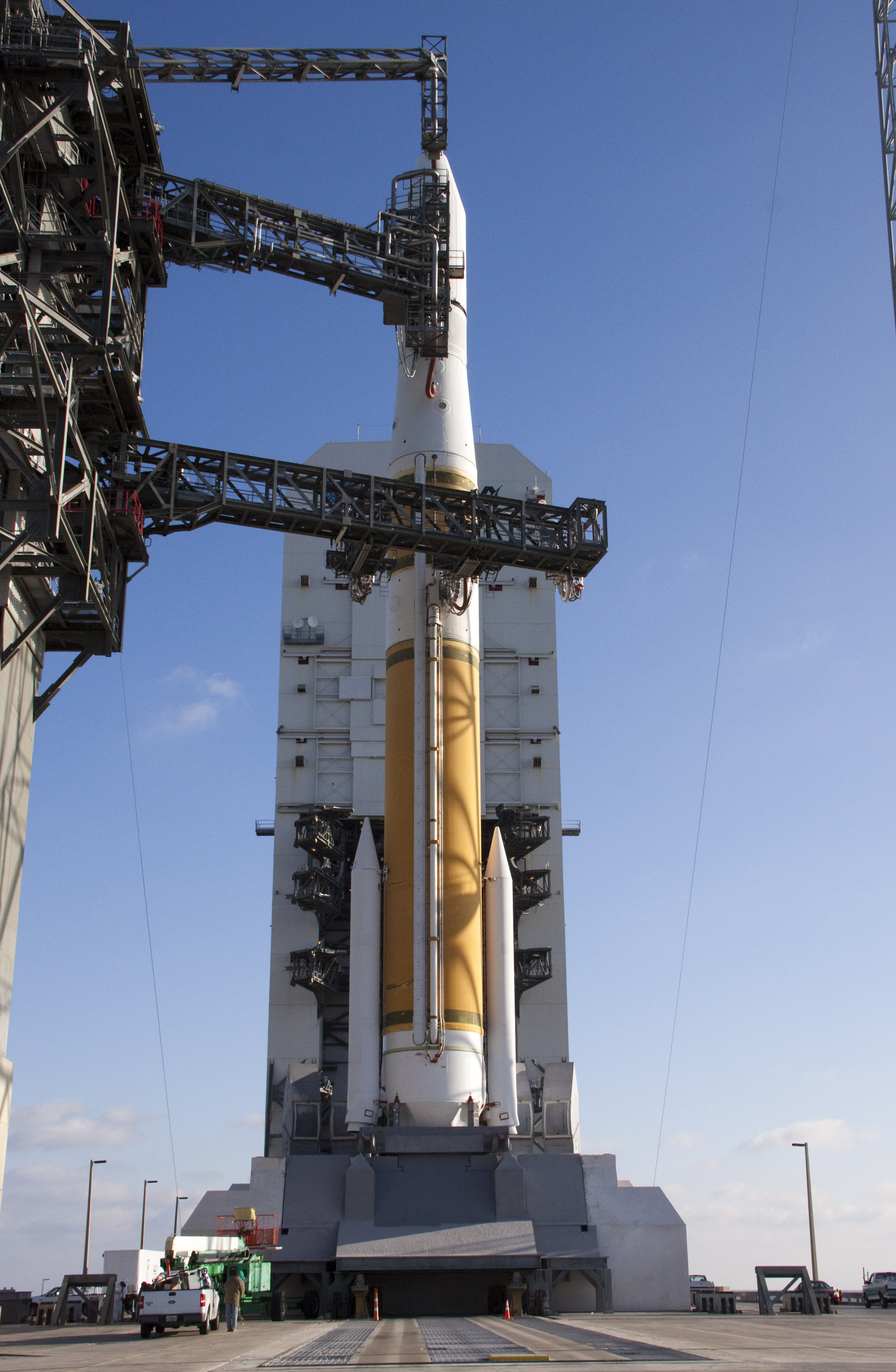 File:Delta IV Medium+ 4,2 with GOES P on Launch Pad 37B.jpg - Wikimedia  Commons