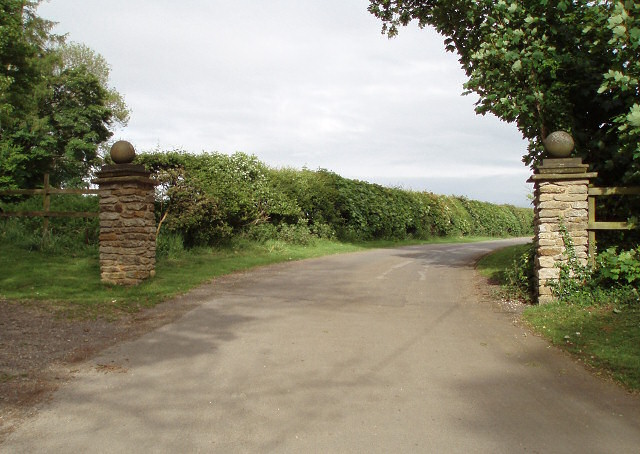 File:Gateway to Upper Aynho Grounds - geograph.org.uk - 453243.jpg